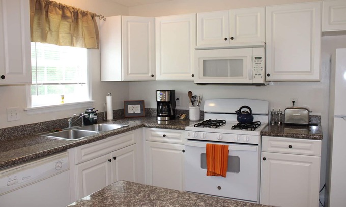 New Bern Casa | Spotless, comfortable and safe. Great location with excellent kitchen + backyard