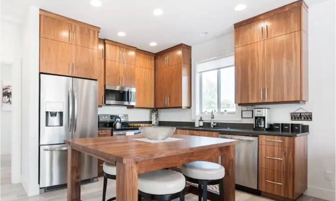 Mississippi District Casa | Spotless Modern Steps from the Best Shops and Restaurants.