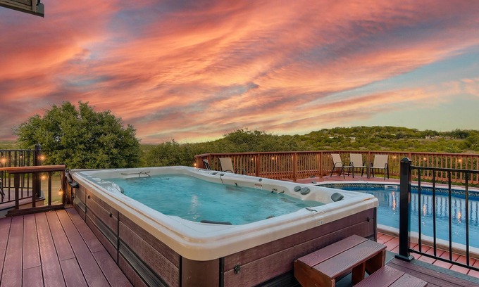Tres Vistas Casa | Sprawling 10-Acre Estate with Breathtaking Sunsets – Perfect for Large Groups!