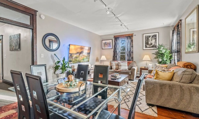 Swarthmore Apartamento | Sprawling 3B/1B Swarthmore Gem w/ Sunroom in Town Center w/ Parking!!