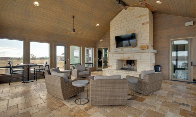 Elmo Casa | Sprawling Kaufman Home w/ On-Site Lake & Fire Pit