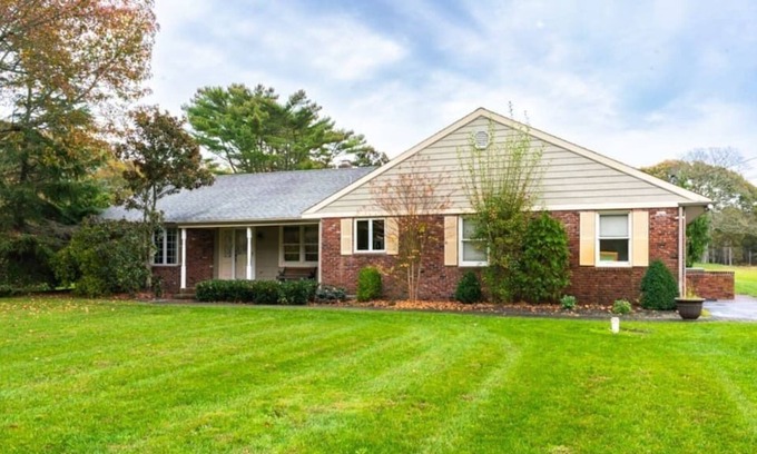 Whitesboro Casa | Sprawling Rancher- in-ground Heated Pool W/Hot Tub