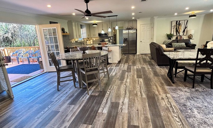 Daphne Casa | Sprawling retreat perfect getaway near beach kid friendly