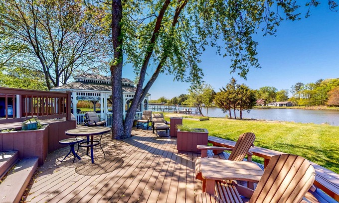 Unionville Casa | Sprawling Waterfront Home, Dock & In-Home Theatre