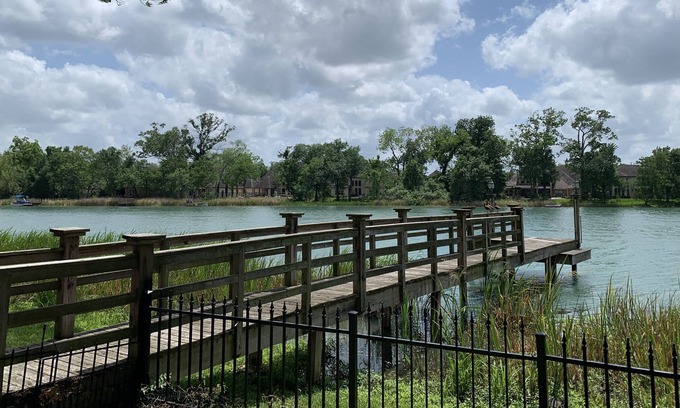 Missouri City Casa | Spring break in Houston - Lakefront house with own dock