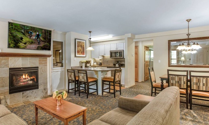Highland Meadows Condominio | Spring break isn't over! Come Sun-Wed, get 10% off. Must stay 3+ nights, valid March & April!