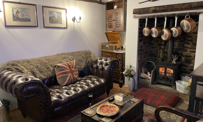 Halfway House Cabaña | Spring Cottage, Est. 1850