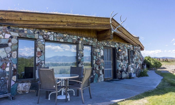 Ennis Casa | Spring Creek Retreat on the Madison River