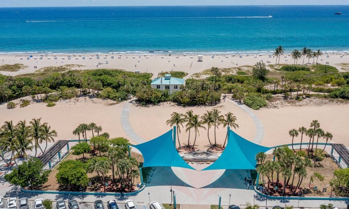 Palm Beach Shores Cabaña | Spring Deals! Seaglass Cottage quick walk to the Beach, Shops & Cafes, Dog Yes!, Free Parking