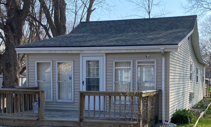Gypsum Cabaña | SPRING GETAWAY! Comfortable 2BR cozy cottage just a few steps from Sandusky Bay!