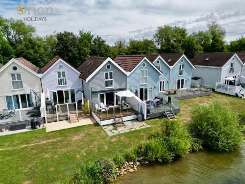 South Cerney Casa | Spring Lake 19, The Lake House