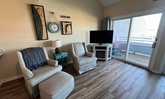 Spring Lake Condominio | Spring Lake Waterfront Condo with nearby Marinas