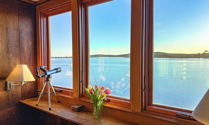 Old Town Casa | Spring Lily Cottage!Huge Views of Bodega Harbor!HotTub/Firetable/WiFi/Pup ok!