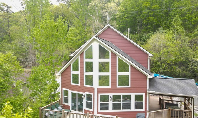 Flat Hollow Marina Casa | Spring Lily Retreat - Spacious, Lakefront, Hot Tub, Private Dock, Peaceful Cove!