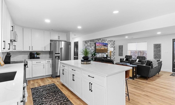 St. Charles Casa | Spring SALE | Historic St. Charles | W/Hot Tub
