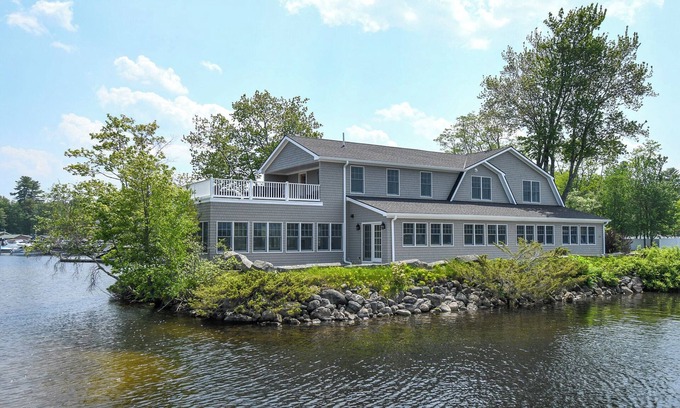 Naples Casa | ** SPRING SPECIAL ** Prime Causeway Location with Sandy Beach & Rooftop Deck!