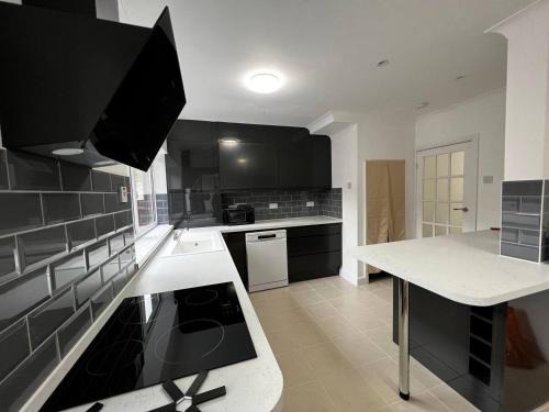 Stoke-on-Trent Casa | Springfield House- Near Newcastle Centre, Hospital and Keele University!