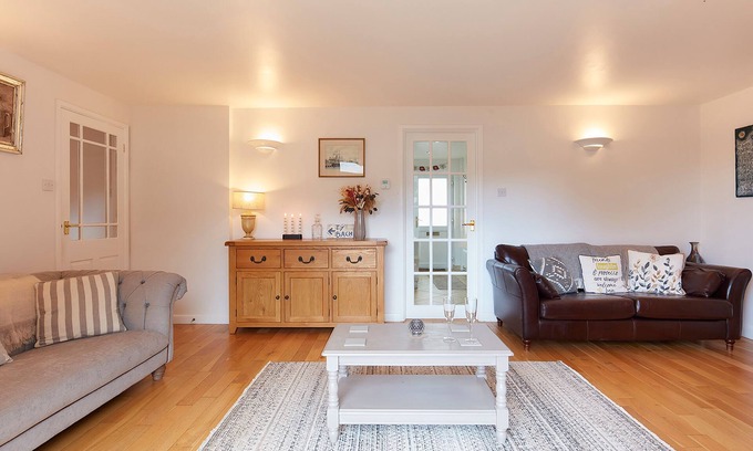Newton Saint Cyres Cabaña | SPRINGFIELDS BUNGALOW, pet friendly, with pool in Tedburn St Mary