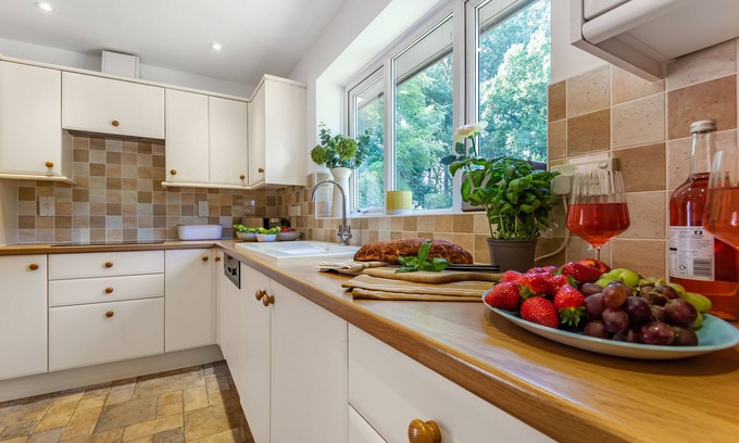 Woolland Cabaña | Springhill, a spacious bungalow sleeps 4 guests in 2 bedrooms