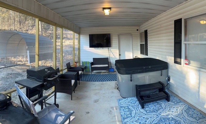 Eminence Cabaña | Springside Cottage in beautiful Eminence. Great outdoor space - NEW Hot tub!