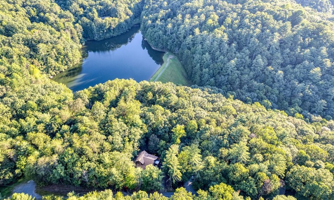 Walnut Mountain Cabina | SpringSpecials!-KingBed-HotTub-GameRm-FirePit-PrivateFishing-Hiking-ComPool