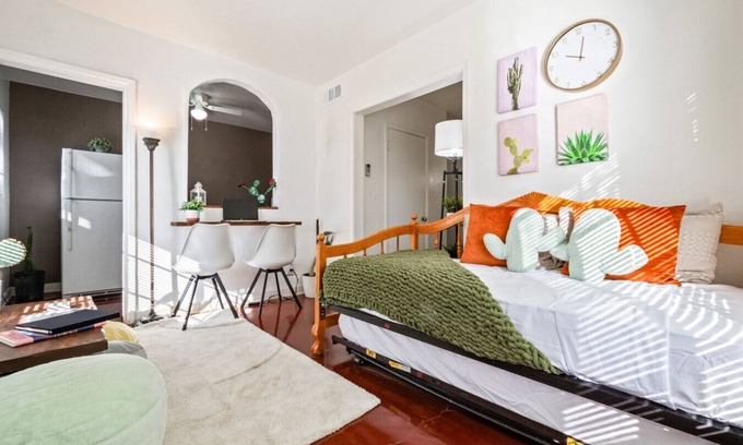 Blenman-Elm Casa | Springtime Oasis! Sun-Kissed 1BR Near UofA
