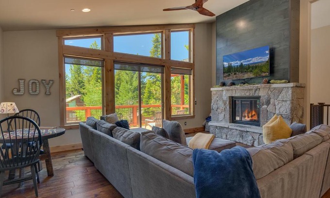 Truckee Casa | Spruce Haven by Tahoe Getaways at Tahoe Donner - Luxury Pet Friendly Cabin w Private Hot Tub