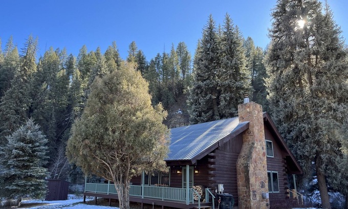 Pagosa Springs Cabina | Spruce Moose Lodge: creek-front rustic cabin in the San Juan National Forest