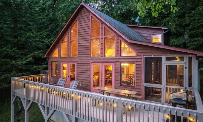 Sylva Casa | Spruce Patch - Mountain Cabin with Stunning Views and a Hot Tub!