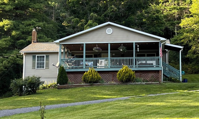 Montebello Casa | Spy Run Hideaway is a 1/2 mile from the Blue Ridge Parkway & pet friendly!