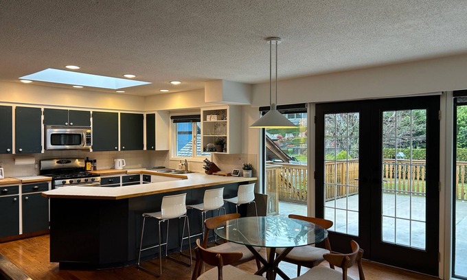 Garibaldi Highlands Casa | Squamish retreat! 45 min drive to Whistler. Sleeps 8. Walk to Shops & Dining.