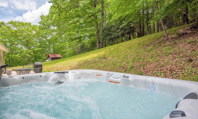 West Jefferson Casa | Squatchs Den - Game Room + Dog Friendly + Fire pit