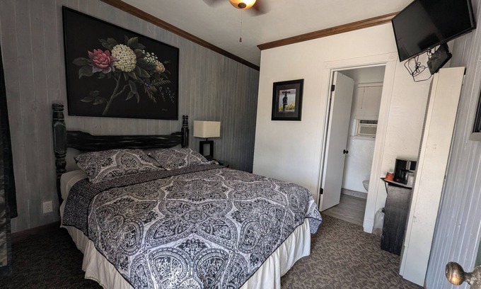 Squaw Valley Cabina | Squaw Valley Motel Room #4