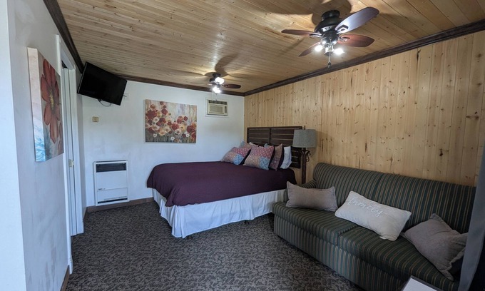 Squaw Valley Cabina | Squaw Valley Motel Room #6
