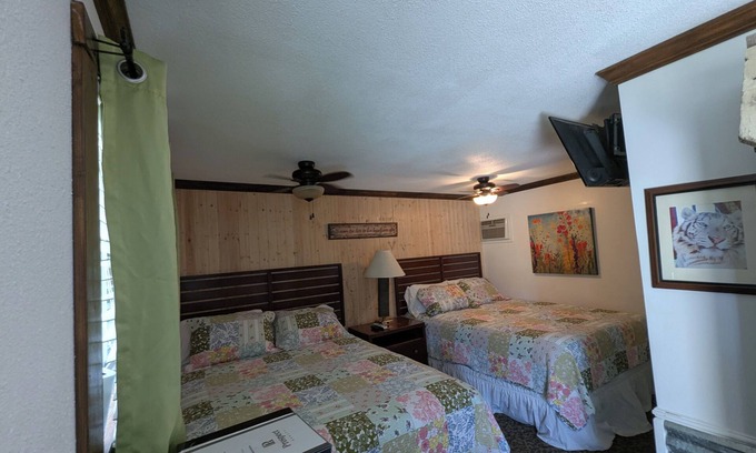 Squaw Valley Cabina | Squaw Valley Motel Room #7