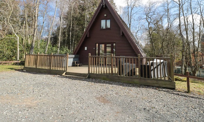 Otterburn Cabina | SQUIRREL LODGE, pet friendly, character holiday cottage in Otterburn