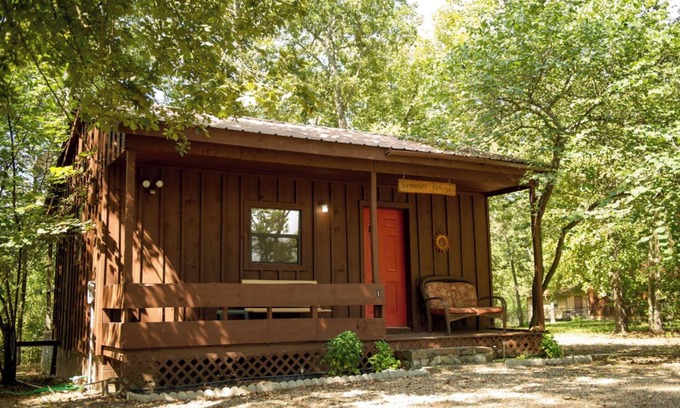 Hochatown Cabina | Refugio de ardillas - Escapada de parejas rústicas