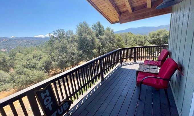 Oakhurst Casa | Squirrel View Hot tub BBQ Patio Shuffle Board