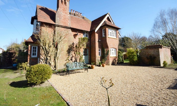 North Stoke Cabaña | Squirrels - Bury - a country house that sleeps 8 guests in 4 bedrooms