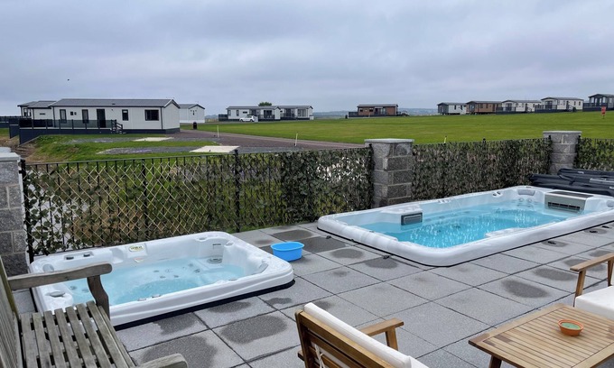 Strathkinness Cabina | St .Andrews Lodge park. No 23 Rivendale lodge, stunning views with hot tub