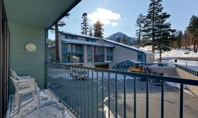 Mammoth Lakes Apartamento | St Anton Street View Ski-In & Out 1-Bedroom Condo