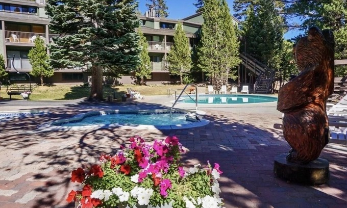 Mammoth Lakes Condominio | St. Anton Wooded View 2-Bedroom Condos w/ fireplace