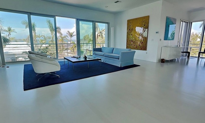 Saint Armands Key Casa | St Armands Key Walk to Beach - 3 Bedrooms 4+ Bathrooms Private Heated Pool