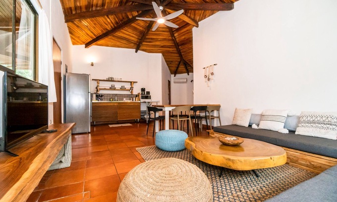 Playa Avellanas Casa | Stylish villa surrounded by lush gardens