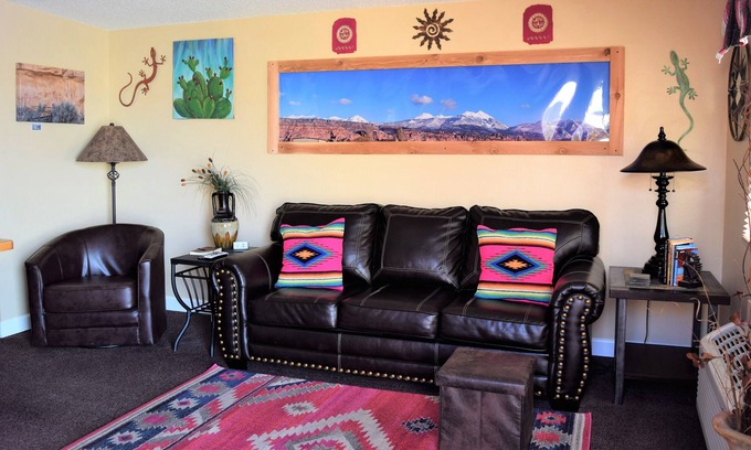 Moab South Valley Cabina | St Dane's Prickly Pear Cabin, close to Arches & Canyonlands National parks