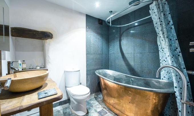 St Davids Apartamento | St Davids Hideaway with Roll-top Bath & Log Burner