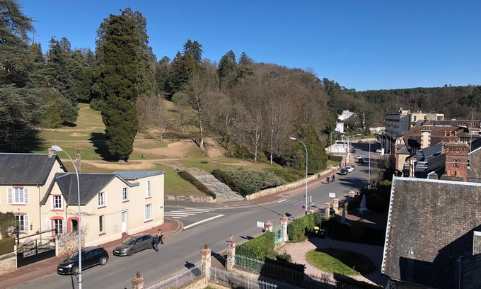 Bagnoles-de-l'Orne Apartamento | Studio 29m2 650m from the thermal baths very bright with elevator, private parking