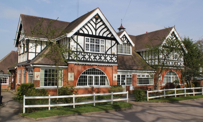 Woking Cabina | St George's Lodge