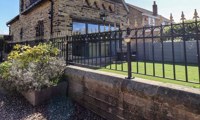 Rastrick Cabaña | ST. GEORGES LODGE, character holiday cottage in Hipperholme