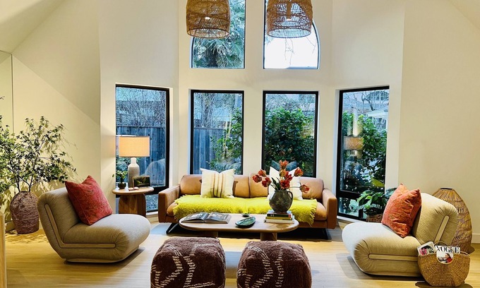 St. Helena Casa | St. Helena luxury and chic townhouse, sunny, private and best walking location.